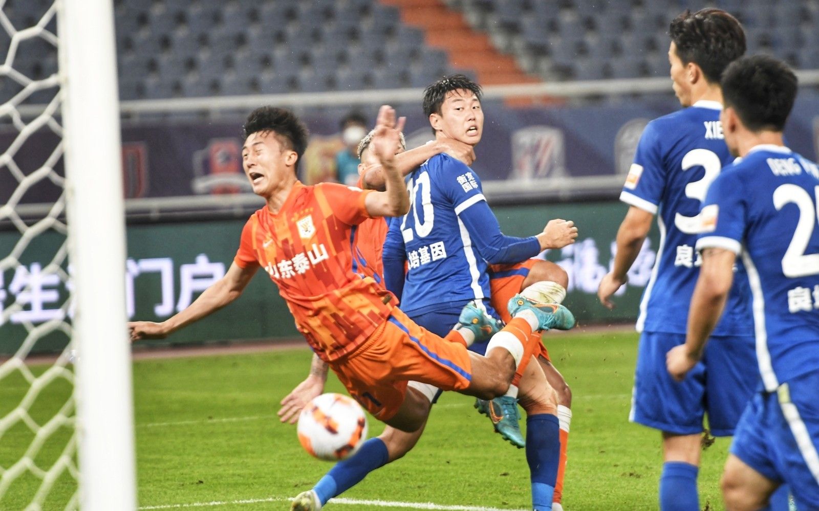 库蒂尼奥为小儿子庆祝生日，一家人身穿他效力过球队的球衣（库蒂尼奥为幼子庆生，全家身着其曾效力球队的战袍）