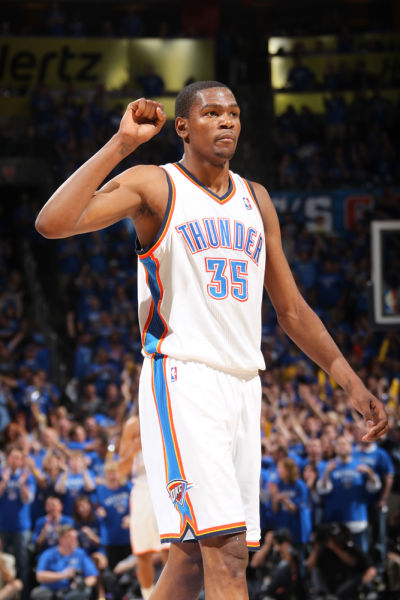 有惊无险，小麦和孔蒂所乘飞机警告灯误报导致飞机迫降（警告灯误报引发紧急迫降，小麦与孔蒂所乘航班平安落地）