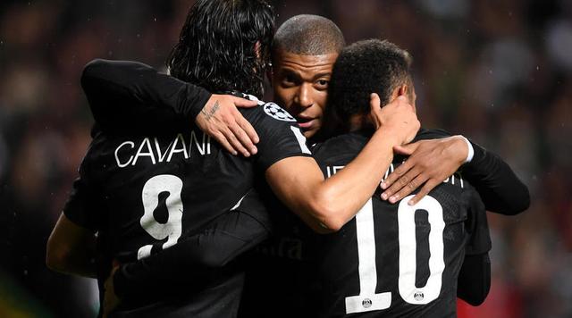 萨拉赫非洲杯使用定制护腿板，含有埃及和利物浦安菲尔德元素（萨拉赫非洲杯佩戴定制护腿板，融合埃及与利物浦安菲尔德元素）