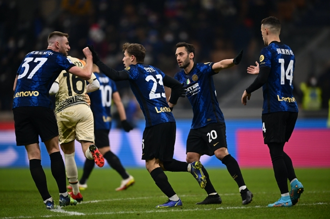 徐杰怒起单臂暴力摘板 张文逸张手三分命中&杜锋大吼“好球”！（徐杰单臂强势抢板 张文逸抬手三分命中 杜锋场边高喊好球）