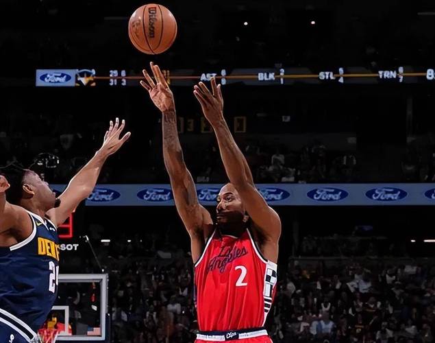 英超将迎第42次首尾对决，此前榜首球队30胜7平4负（英超第42次头尾大战将打响：榜首过往战绩30胜7平4负）