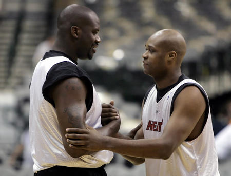 孔蒂：我们的中场只剩洛博特卡和小麦，希望不会再有人受伤（孔蒂：中场仅剩洛博特卡与小麦，盼再无伤兵）