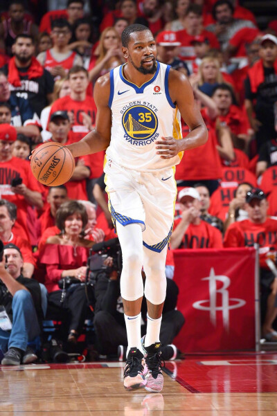 詹姆斯艰难胜利，球队逆境求生（詹姆斯苦战取胜，球队逆境突围）