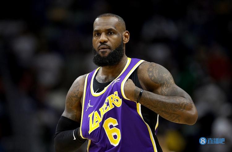 板凳发力！纳兹·里德半场7中4拿到11分5板 三分6中3（替补爆发！纳兹·里德半场7投4中拿下11分5板，三分球6投3中）