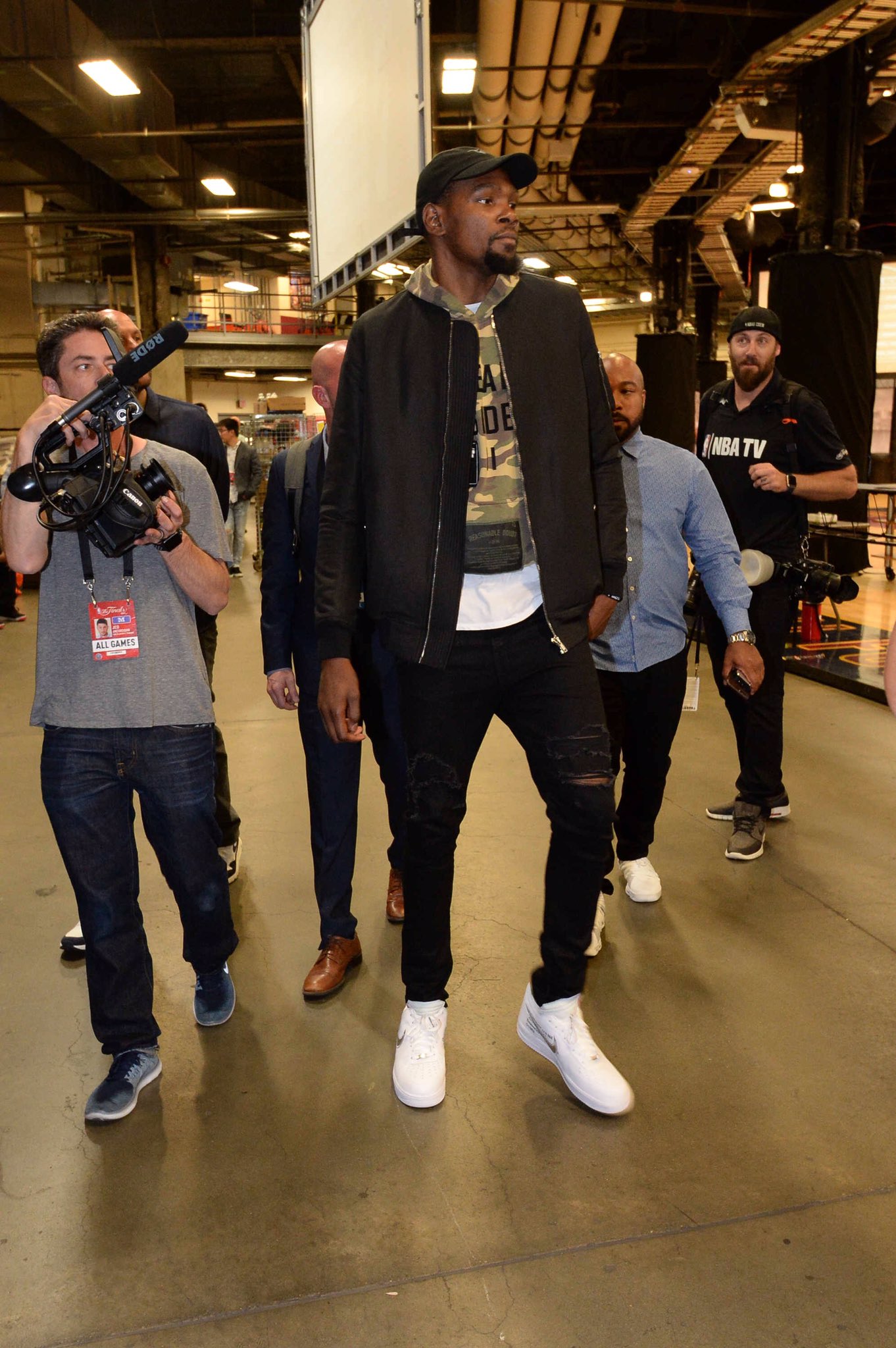 福克斯：联盟想让常规赛更有意义，谁说不想拿NBA奖杯谁就在撒谎（福克斯：联盟力图提升常规赛价值，谁称不想夺NBA奖杯都是在撒谎）