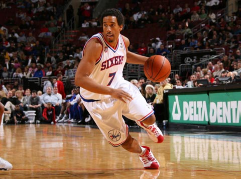 状态回来了！麦凯恩贡献赛季新高20分，连续3场得分上双（麦凯恩找回手感！砍下本季新高20分，已连3战得分上双）