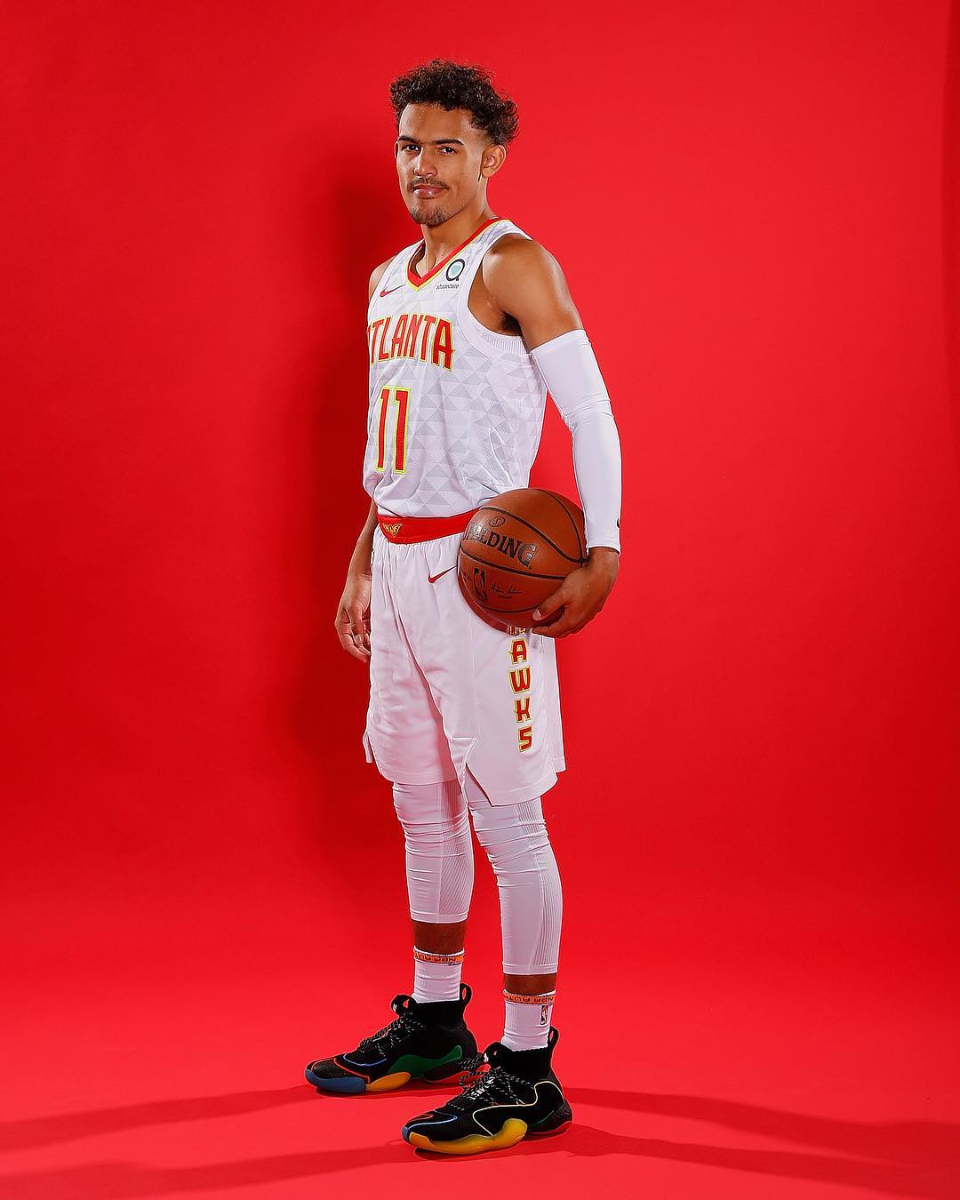 约基奇半场高效表现，成为球队关键力量（约基奇半场效率惊人，化身球队关键支柱）