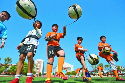 NBA官方：威少在对阵活塞的比赛中假摔，被罚款2000美元（NBA通报：威少因对阵活塞假摔被罚款2000美元）