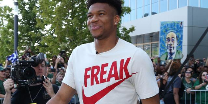 迪洛伦佐：赛后会和孔蒂复盘比赛；欧冠还有两轮还有机会晋级（迪洛伦佐：赛后将与孔蒂复盘比赛，欧冠剩两轮仍有出线希望）