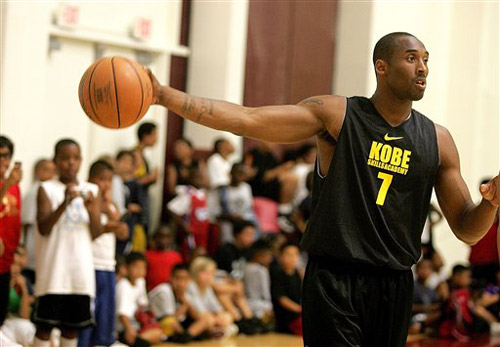 文班和比永博在场边进行高强度卡位对抗 后者本季上场时间很少（文班与比永博场边上演高强度卡位对抗，后者本季出场时间寥寥）