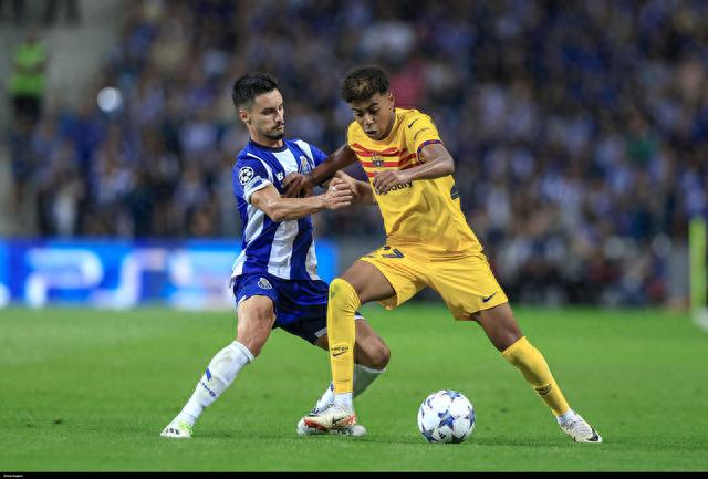 德国杯半场：斯特龙普夫乌龙+染红，斯图加特1-0十人波鸿（德国杯半场战报：斯特龙普夫乌龙+被罚下，十人波鸿0-1落后斯图加特）