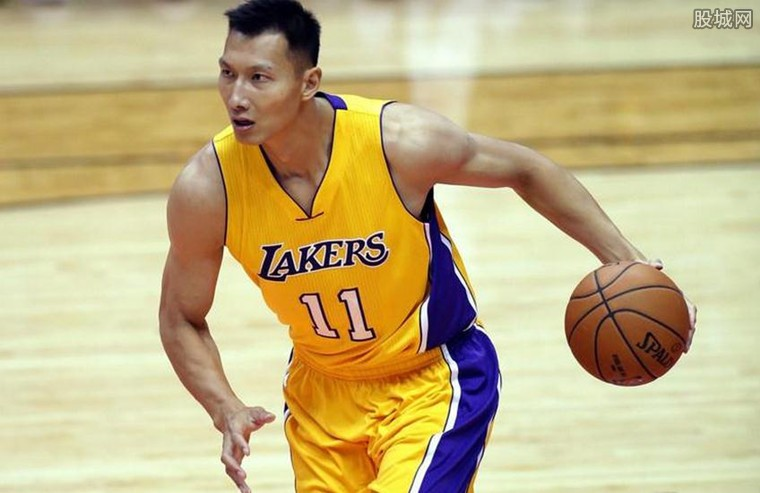 替补登场立功 主帅换人奏效（替补建功 主帅调度见效）