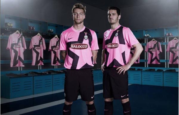 篮球湖人球迷制作大型海报欢迎队内新援（湖人球迷以巨幅海报欢迎新援加盟）