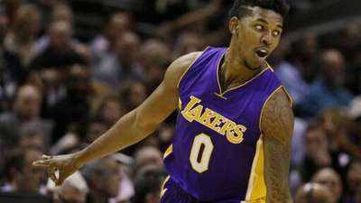 梅婷一家四口前往伯纳乌观战皇马vs尤文，女儿表示看完有点困（梅婷携家人四口现身伯纳乌观皇马对尤文，女儿笑称赛后有点困）