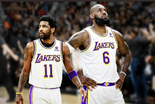 门将扑出点球，全场掌声雷动（门将神勇扑点，全场掌声如潮）