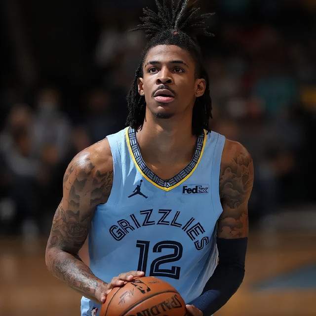 记者晒视频：钟义浩现场观看海牛比赛，海牛进球后他兴奋鼓掌（记者发视频：钟义浩现身观战海牛，球队破门他激动鼓掌）