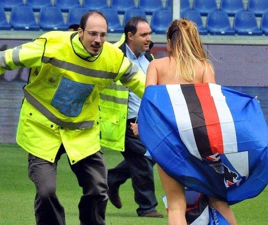 NBA湖人主场大胜快船（湖人在主场大比分击败快船）