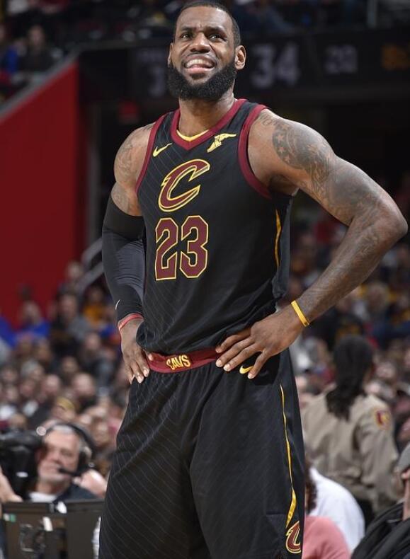 仍在摸索使用文班的最佳方式——米奇会密切把控他的出场时间（文班最佳使用方案尚在探索，米奇将严控他的出场时长）