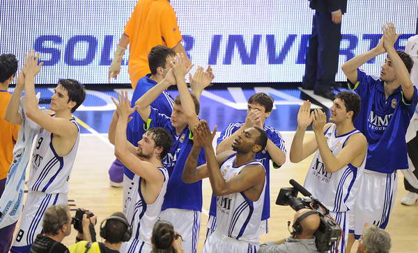 欧文突破防守连续得分（欧文强势突破连连得分）