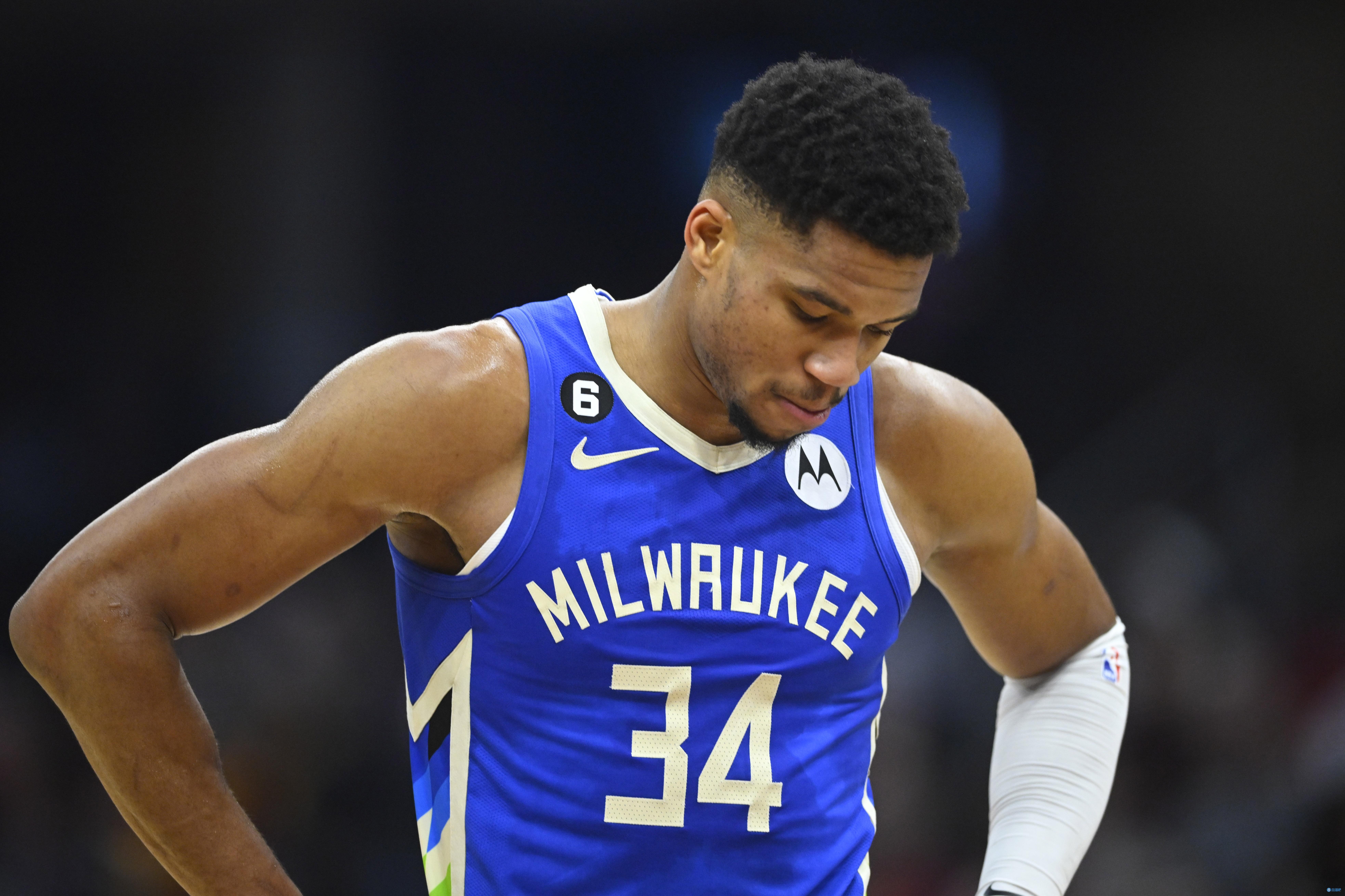 记者：阿什拉夫将返回摩洛哥康复，并为参加非洲杯做准备（记者：阿什拉夫将回摩洛哥康复，备战非洲杯）