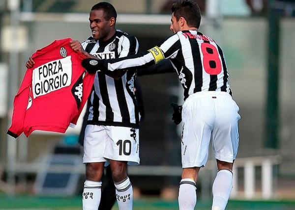 TyC记者：斯卡洛尼将带着大力神杯参加世界杯抽签仪式（据TyC记者报道，斯卡洛尼将携大力神杯出席世界杯抽签仪式）