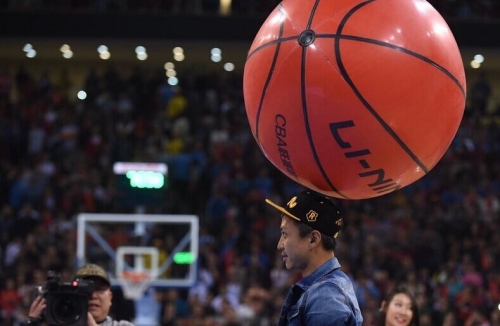 球员倒地救球拼劲十足（球员飞身倒地奋力救球）