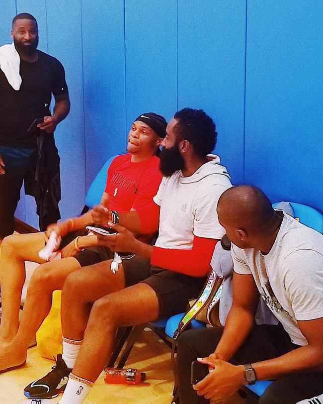 中超赛场争议判罚：VAR判罚引发热议,（VAR判定惹热议：中超赛场争议再起）